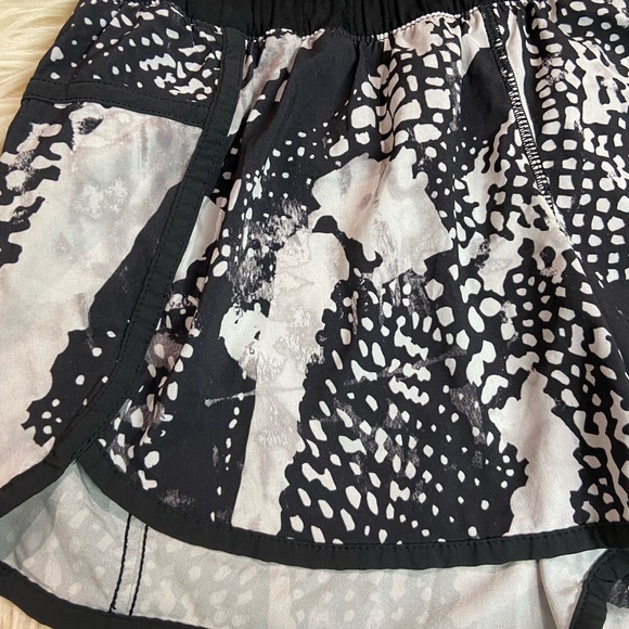 LuluLemon Tracker Short Static Mist Print size 6 - Picture 7 of 7